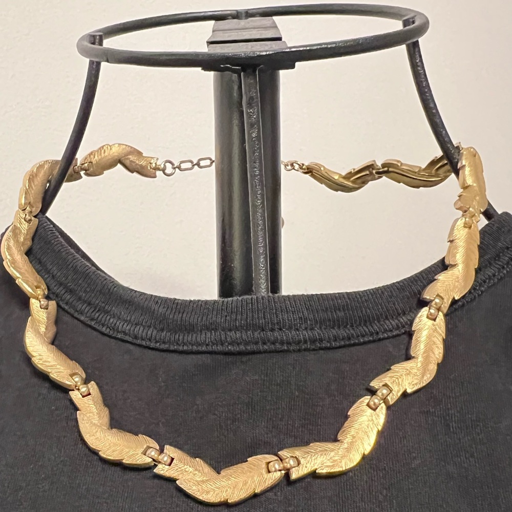 Vintage Trifari necklace choker gold plated leaf design